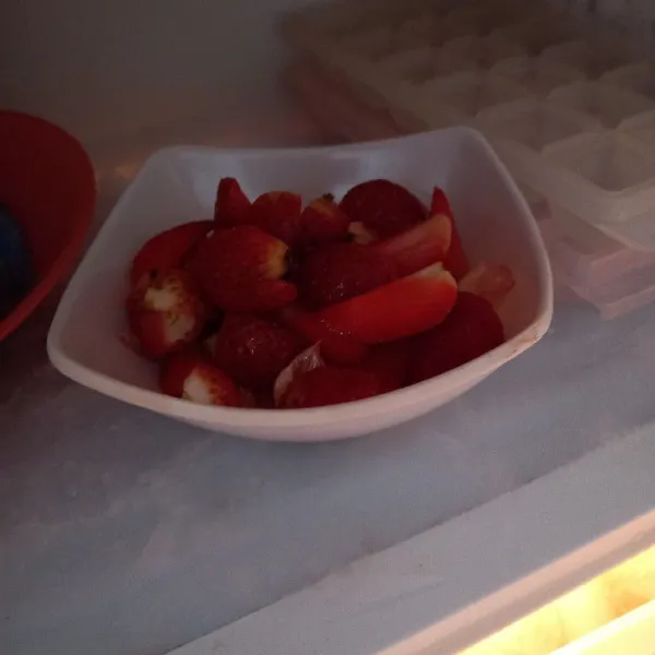 Simpan jeruk bali dan stroberi dalam freezer bekukan selama 15 menit atau lebih