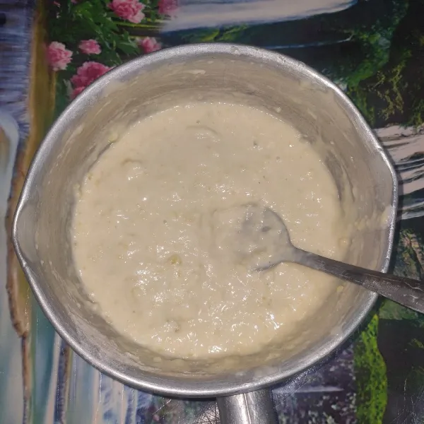 Campur terigu, mentega cair dan gula pasir, tambahkan air hingga adonan merata sedikit kental.