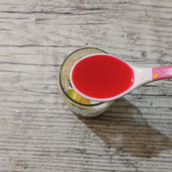 Tambahkan sirup coco pandan.