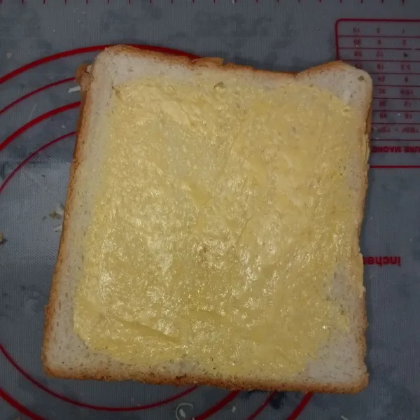 Tumpuk roti kemudian olesi bagian atas dan bawahnya dengan butter.