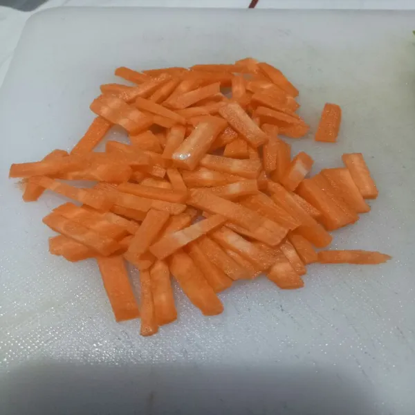 Kupas wortel cuci bersih lalu potong kecil.