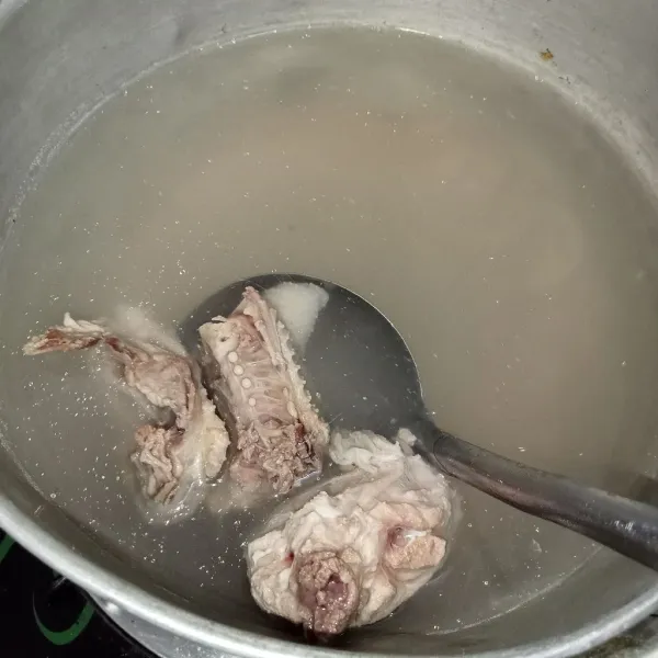 Rebus ayam hingga matang (rebus dengan air secukupnya) lalu buang setengah air rebusan ayam.