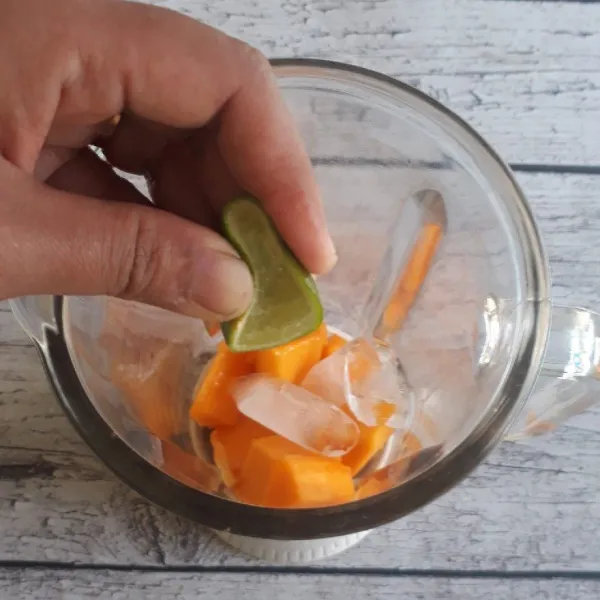 Tambahkan air perasan jeruk nipis ke dalam blender.