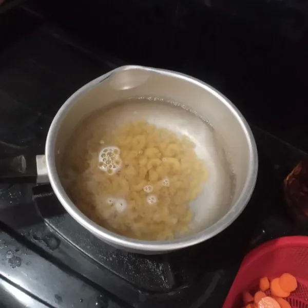 Didihkan air, rebus macaroni hingga matang, angkat, buang airnya, sisihkan.