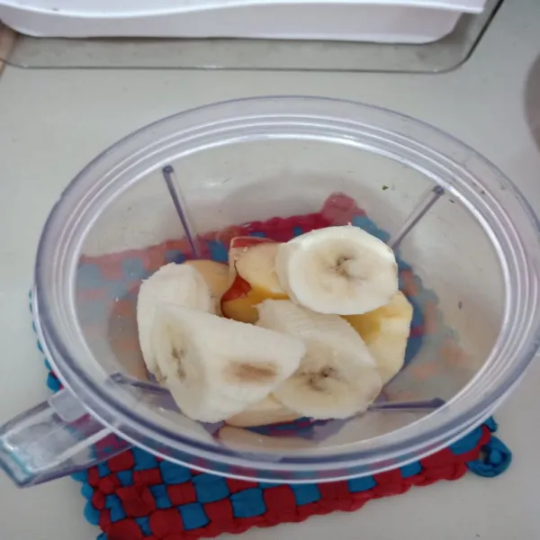 Masukkan juga apel yang sudah dipotong-potong dan pisang beku.