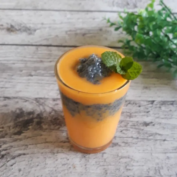 Tuangkan smoothies ke dalam gelas. Susun selang-seling dengan selasih. Tambahkan daun mint untuk garnish lalu sajikan.