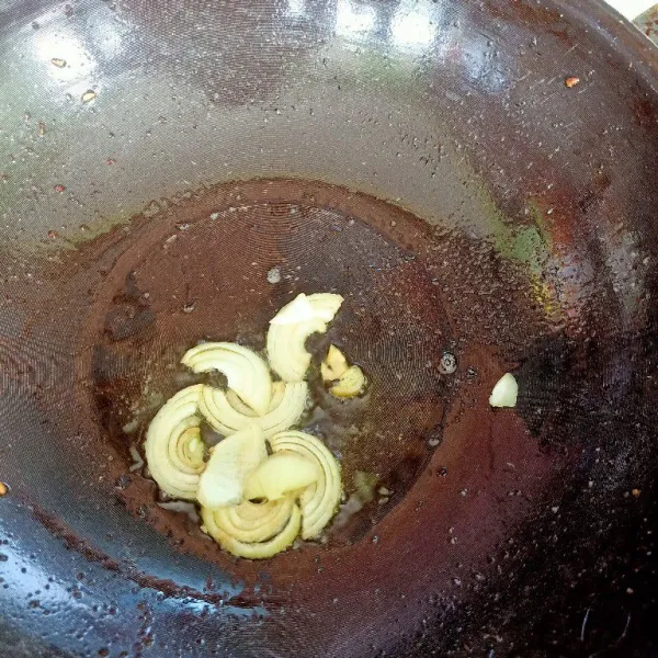 Siapkan wajan lalu masukkan minyak goreng, lalu masukkan irisan bawang bombay. Oseng sampai tercium harum.