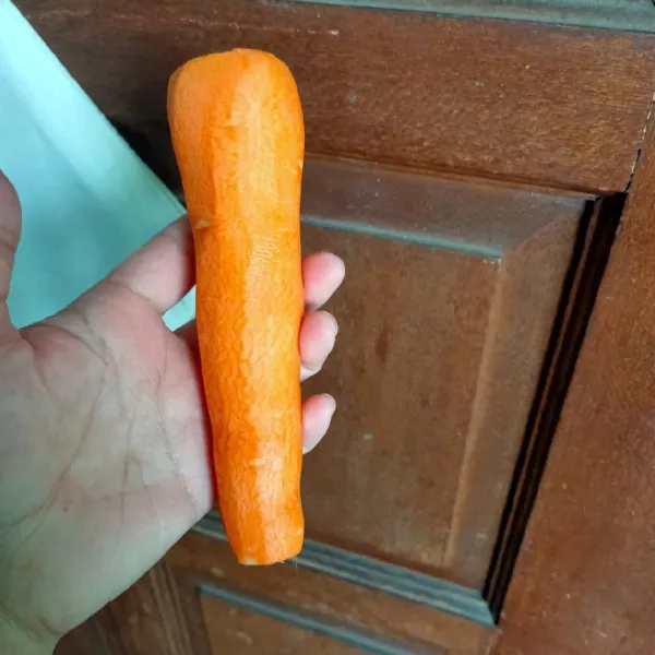 Cuci bersih wortel lalu kupas wortel.