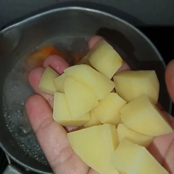 Masak kuah hingga setengah mendidih lalu masukkan wortel dan kentang.