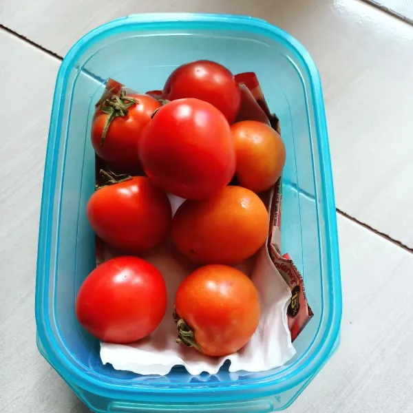 Masukkan tomat dalam wadah.