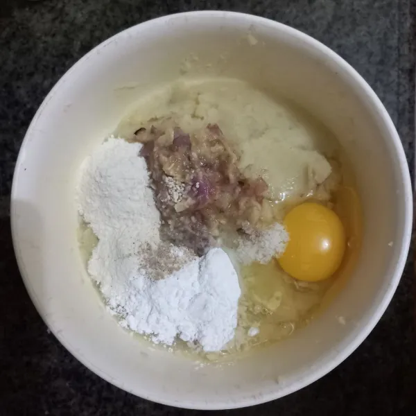Tambahkan telur, tepung serba guna, tepung tapioka, garam, kaldu jamur, merica bubuk dan bumbu halus, aduk rata.