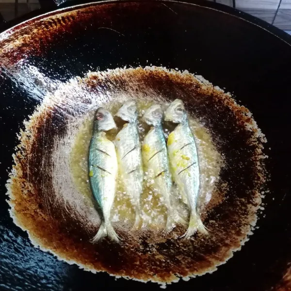 Goreng ikan dalam minyak panas sampai matang.