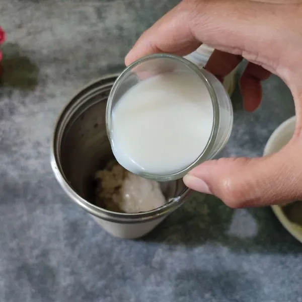 Masukkan yogurt dan susu cair, susu kental manis serta sedikit es batu.
