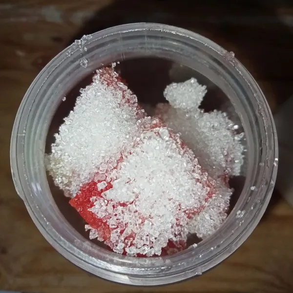 Tambahkan gula pasir ke dalam blender.