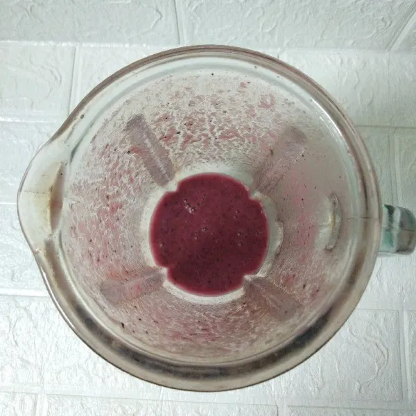 Tambahkan susu cair dan madu lalu blender hingga halus.