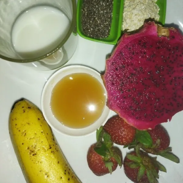 Siapkan buah naga, pisang, strawberry, madu, susu cair, oat dan chiaseeds.