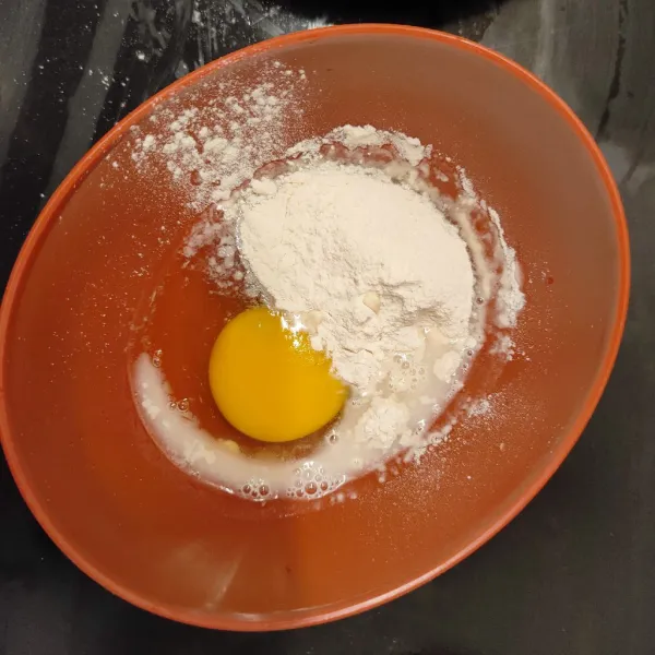 Campurkan telur, 2 sdm air dan tepung bumbu.