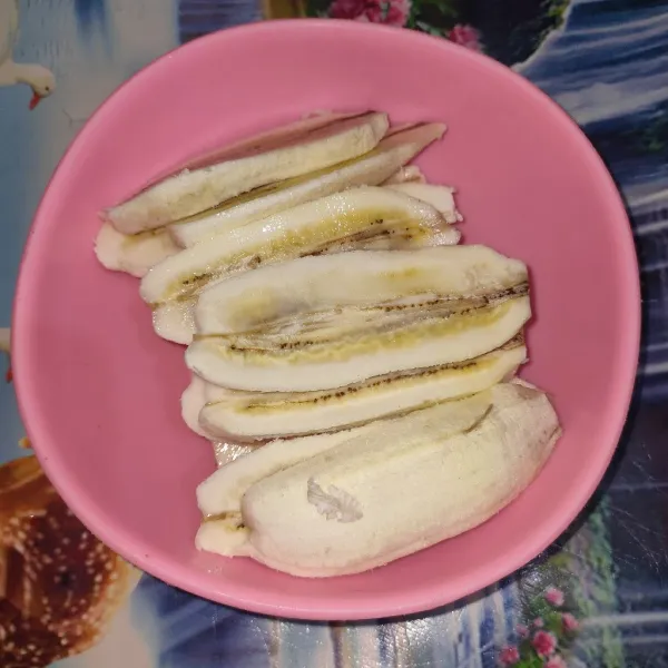 Belah dua pisang, sisihkan.