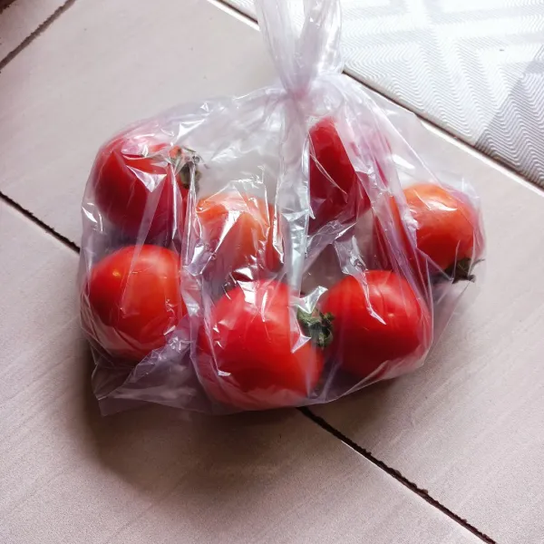 Siapkan tomat yang telah dibeli.