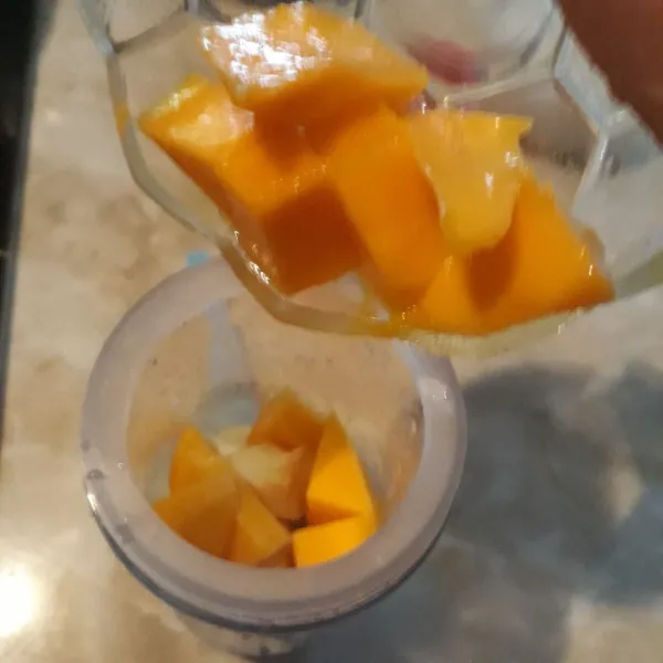 Tambahkan irisan buah mangga.