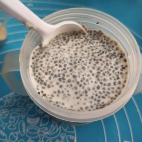 Campur chiaseed dengan susu dan madu, aduk rata. Rendam selama 2 jam di kulkas, biarkan merekah.