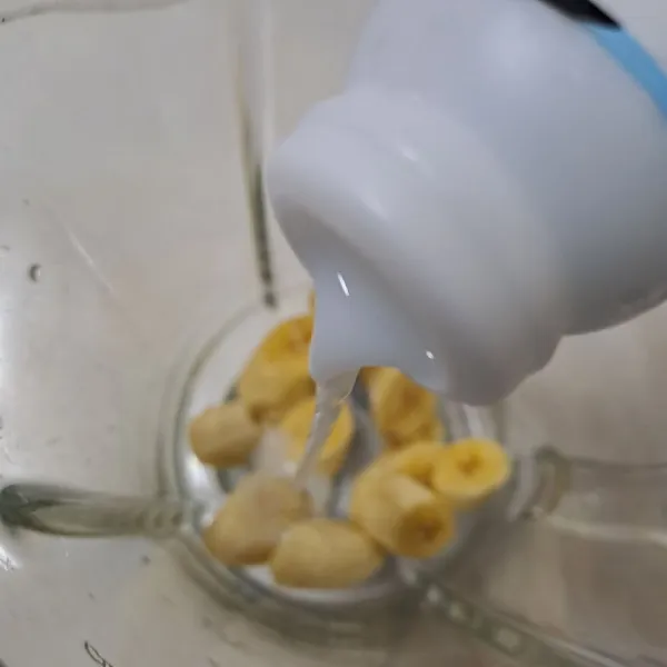 Masukkan pisang dan yogurt drink dalam blender.