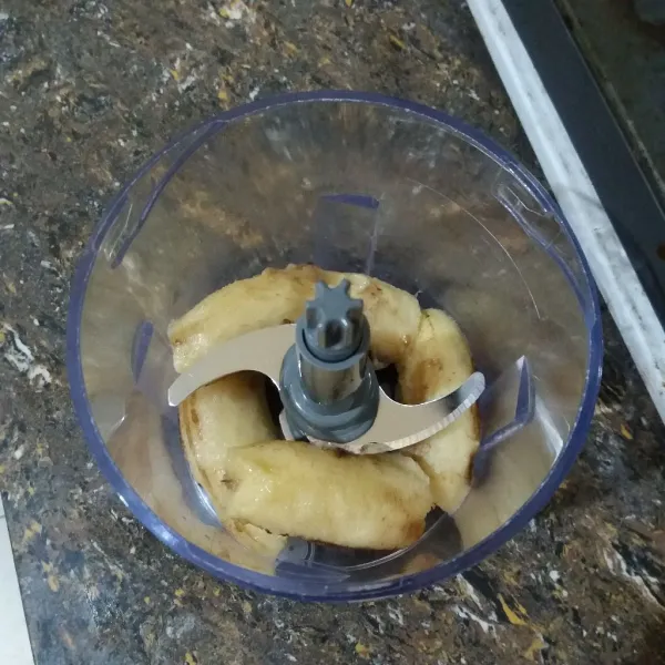 Masukkan pisang ke dalam freezer, simpan hingga beku, kupas, & masukkan ke dalam blender.