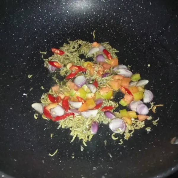 Lalu masukkan bawang merah, bawang putih, cabai dan tomat, tumis sampai harum.