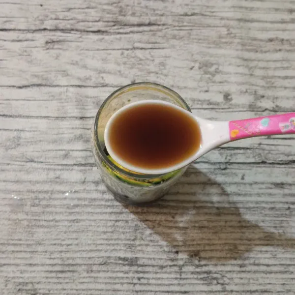 Tambahkan sirup gula aren.