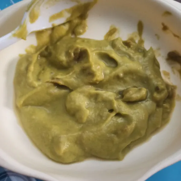 Blender alpukat hingga halus dengan diberi 1 sdm madu.