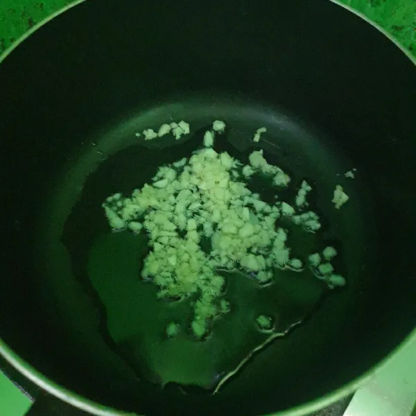 Tumis bawang putih cincang dengan 1 sdm minyak goreng sampai harum.