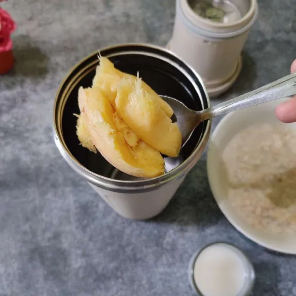 Masukkan tape ke dalam blender.