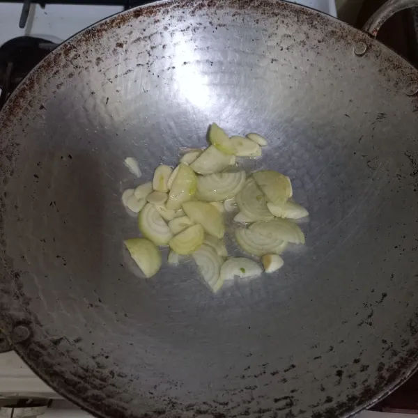 Panaskan minyak secukupnya, goreng irisan bawang putih dan bawang merah hingga harum.