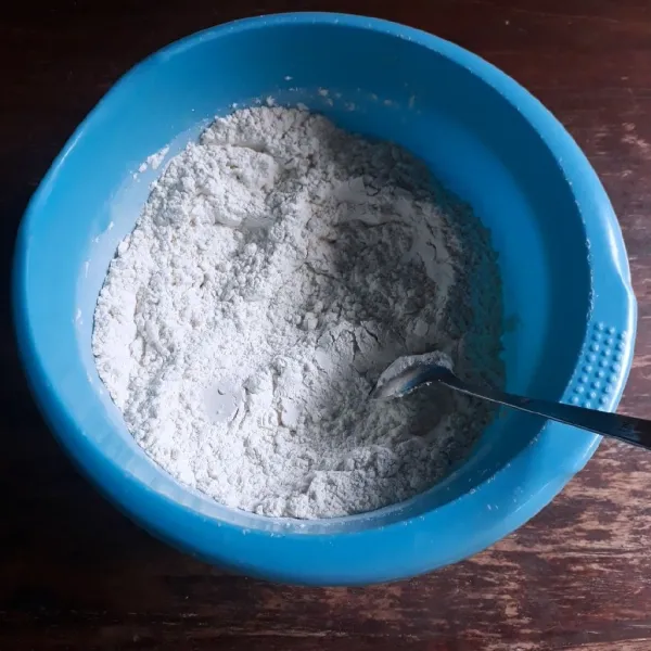 Campurkan tepung terigu, tepung tapioka, garam, kaldu, minyak goreng, bawang putih dan seledri.
