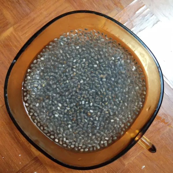 Rendam chia seed dengan air hangat. Diamkan hingga chia seed mengembang.