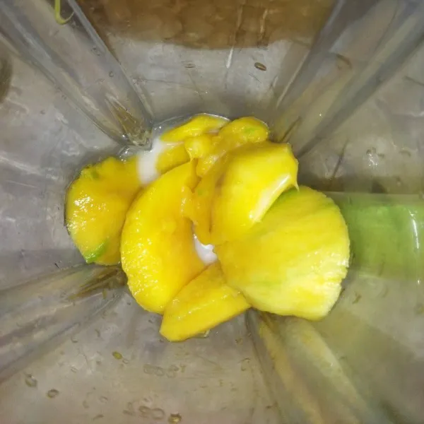 Pertama : blender mangga dengan 50 ml susu cair, blender hingga halus.