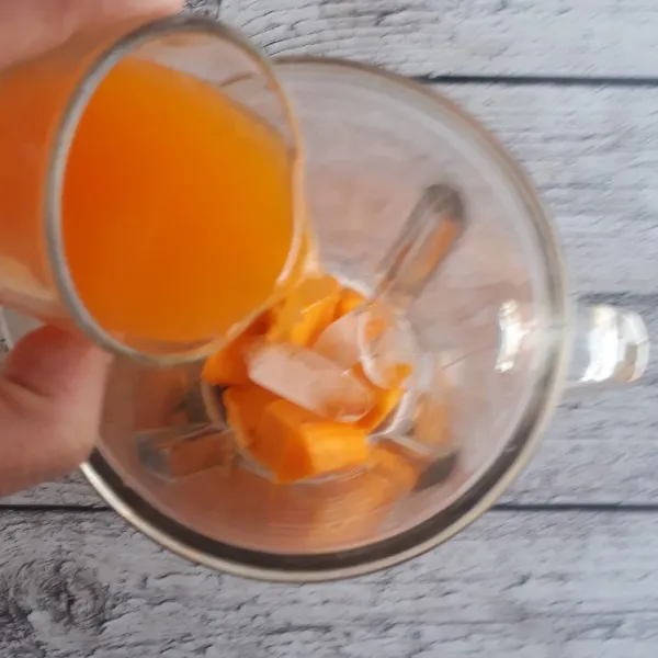 Tambahkan sirup jeruk ke dalam blender.