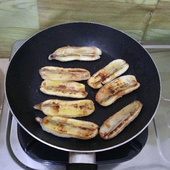 Bakar pisang hingga semua sisi matang.