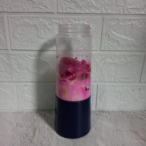 Tuang susu cair.