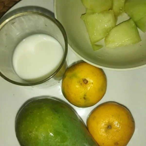 Siapkan melon, jeruk, mangga dan susu cair uht.