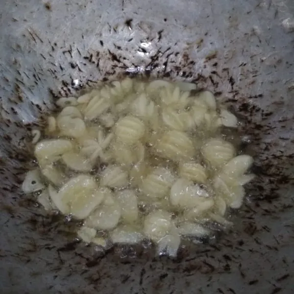 Goreng irisan bawang putih hingga matang.