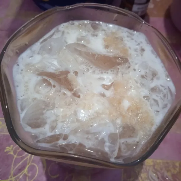 Tuang smoothies ke gelas, sajikan dingin.