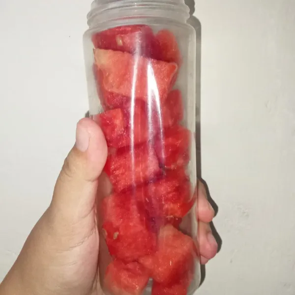 Masukkan semangka ke dalam mini blender.