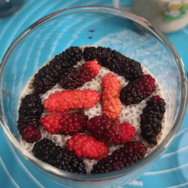 Tata pisang di dasar gelas, beri puding chiaseed, murberry lalu alpukat. Tata selang seling sesuai selera.