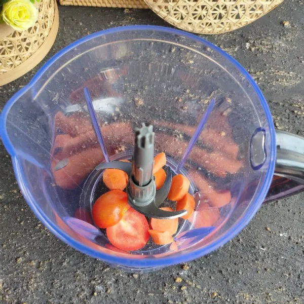 Siapkan blender masukkan tomat dan juga wortel.