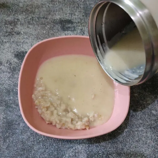 Tata sisa overnight oats ke dalam mangkok, kemudian tuang smoothies ke dalamnya.