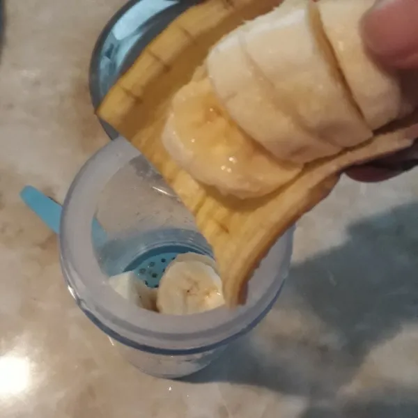 Masukan potongan buah pisang ke dalam juicer.