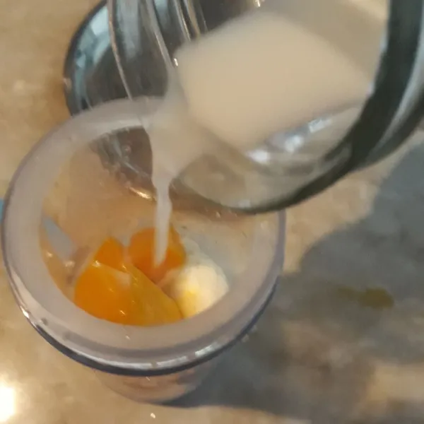 Tuang susu segar, blender sampai halus.