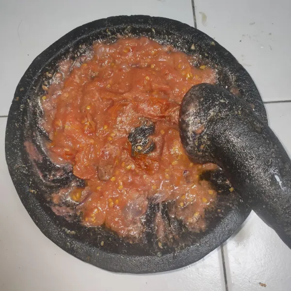 Goreng tomat, bawang merah dan bawang putih. Uleg halus bersama terasi.