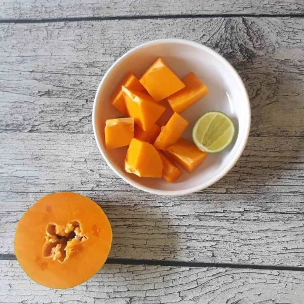 Siapkan buah pepaya dan jeruk nipis.